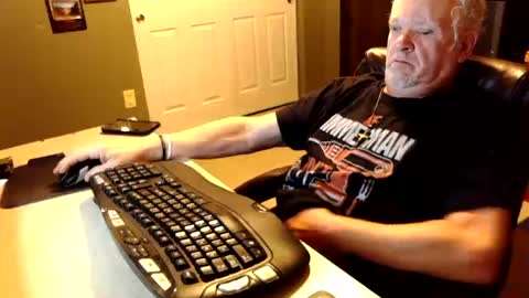 Snapshot of midwestdad09 chatting on 15, 10, 2025 midwestdad09 online show from 15, 10, 2025