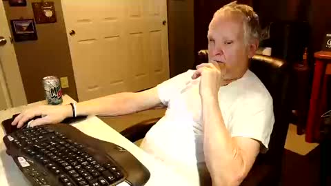 Snapshot of midwestdad09 chatting on 15, 10, 2025 midwestdad09 online show from 15, 10, 2025