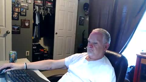 Snapshot of midwestdad09 chatting on 7, 5, 2026 midwestdad09 online show from 7, 5, 2026