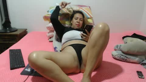 Snapshot of miilu74 chatting on 2, 10, 2025 Miilu74 online show from 2, 10, 2025