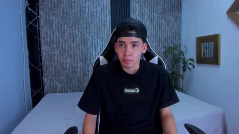 Snapshot of mike_0233 chatting on 7, 10, 2025 Mike 0233 online show from 7, 10, 2025