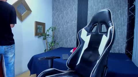 Snapshot of mike_0233 chatting on 12, 11, 2025 Mike 0233 online show from 12, 11, 2025