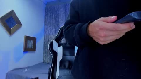 Snapshot of mike_0233 chatting on 2, 12, 2025 Mike 0233 online show from 2, 12, 2025