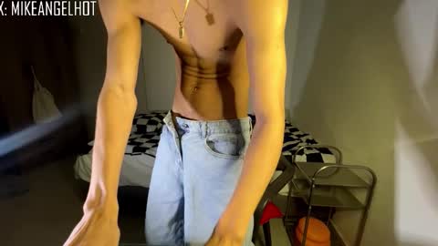 Snapshot of mike_pineapple chatting on 15, 12, 2025 Mike Pineapple online show from 15, 12, 2025