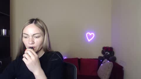 Snapshot of mikkey_mouse8 chatting on 17, 5, 2026 Adalina online show from 17, 5, 2026