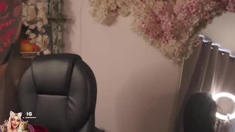 M I L A  online show from 1, 11, 2025