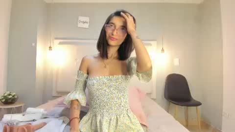 Snapshot of milaa_petite chatting on 17, 7, 2026 online show from 17, 7, 2026