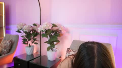 milacrave online show from 10, 4, 2026