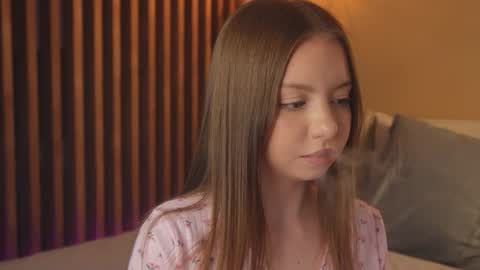 Mila online show from 8, 4, 2026