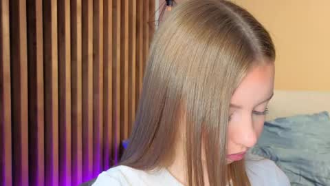 Snapshot of milaice chatting on 17, 5, 2026 Mila online show from 17, 5, 2026
