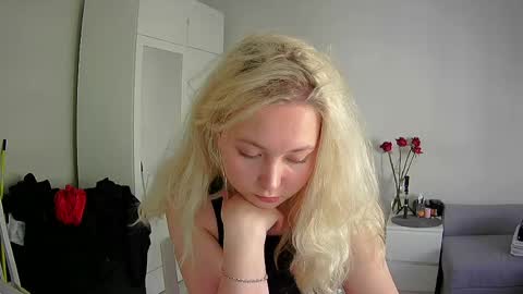Milena new nonude shy blonde natural online show from 29, 4, 2026