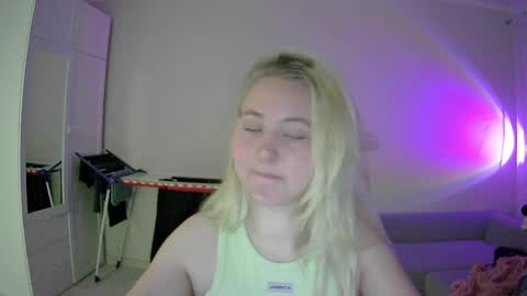 Milena new nonude shy blonde natural online show from 30, 4, 2026