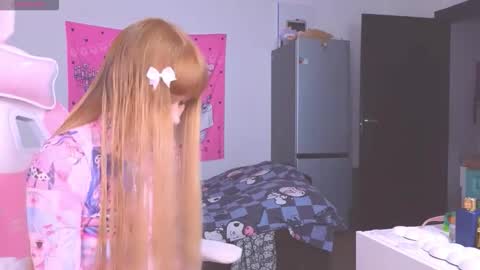 Snapshot of miliameow chatting on 24, 10, 2025 Milia online show from 24, 10, 2025