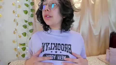 Snapshot of milie_yue chatting on 5, 12, 2025 Millie online show from 5, 12, 2025