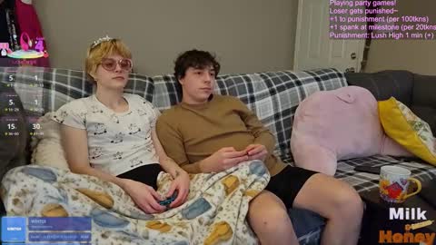 Snapshot of milkandhoneycams chatting on 14, 12, 2025 MilkandHoney online show from 14, 12, 2025