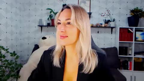 Snapshot of millaxqueen chatting on 11, 11, 2025 MillaXQueen online show from 11, 11, 2025