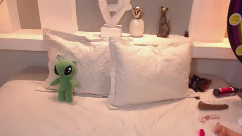 Milu Wallace  online show from 20, 9, 2025