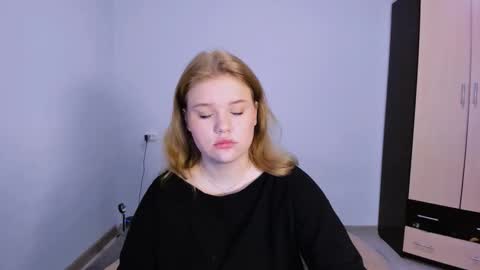 hi Im Mina  online show from 24, 11, 2025