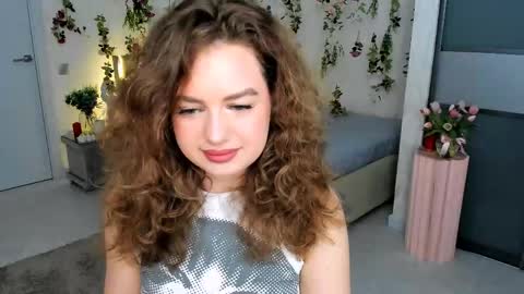 Snapshot of miraclecurly chatting on 20, 4, 2026 Emma online show from 20, 4, 2026