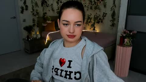 Snapshot of miraclecurly chatting on 26, 5, 2026 Emma online show from 26, 5, 2026