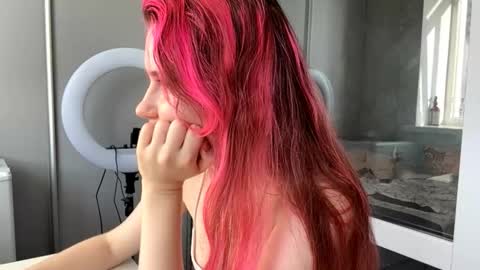 Snapshot of mishahartwigsen chatting on 27, 11, 2025 Molly online show from 27, 11, 2025