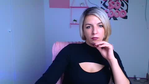 Snapshot of mishelle_blondie chatting on 1, 12, 2025 Mishelle online show from 1, 12, 2025