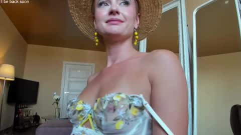 Snapshot of miss4motivated chatting on 28, 10, 2025 Kris online show from 28, 10, 2025