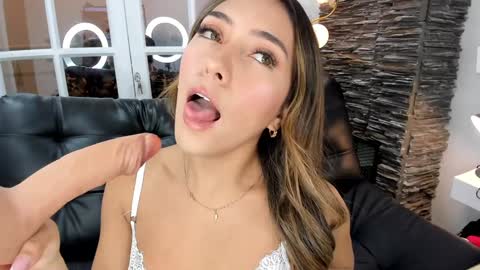 Snapshot of miss__zoe chatting on 4, 12, 2024 Zoe online show from 4, 12, 2024