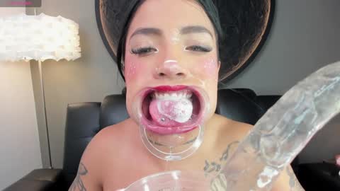 Snapshot of miss_vaiolette chatting on 10, 1, 2025 Vaiolette online show from 10, 1, 2025