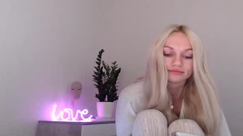 Snapshot of missemma1111 chatting on 15, 12, 2024 EMMA online show from 15, 12, 2024