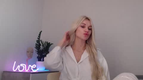 Snapshot of missemma1111 chatting on 6, 1, 2025 EMMA online show from 6, 1, 2025