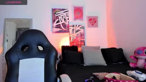 Snapshot of misshuntt3rs chatting on 8, 3, 2025 Annie online show from 8, 3, 2025