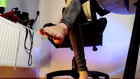 Snapshot of mistress__alice_ chatting on 14, 9, 2025 Mistress Alice online show from 14, 9, 2025