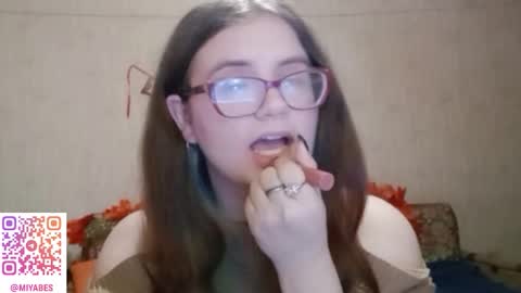 Snapshot of miyabe chatting on 2, 12, 2025 Milana online show from 2, 12, 2025