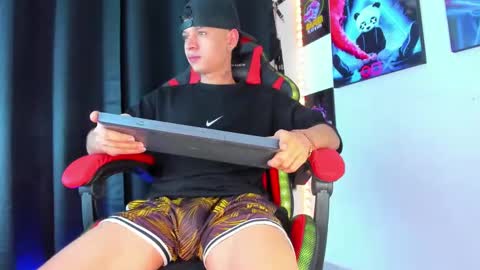 Snapshot of moises_23cm chatting on 13, 12, 2024 moises_23cm online show from 13, 12, 2024