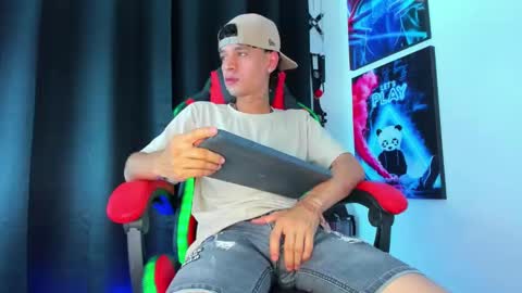 Snapshot of moises_23cm chatting on 12, 1, 2025 moises_23cm online show from 12, 1, 2025