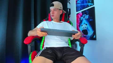 Snapshot of moises_23cm chatting on 13, 1, 2025 moises_23cm online show from 13, 1, 2025