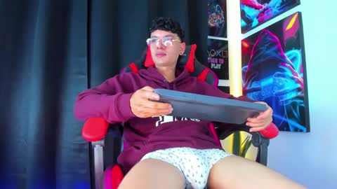 Snapshot of moises_23cm chatting on 4, 2, 2025 moises_23cm online show from 4, 2, 2025