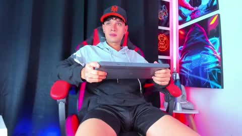 Snapshot of moises_23cm chatting on 1, 3, 2025 moises_23cm online show from 1, 3, 2025