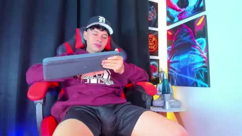 Snapshot of moises_23cm chatting on 5, 3, 2025 moises_23cm online show from 5, 3, 2025