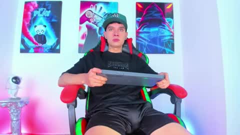 Snapshot of moises_23cm chatting on 19, 9, 2025 moises_23cm online show from 19, 9, 2025