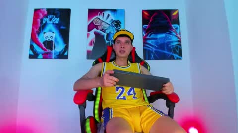 Snapshot of moises_23cm chatting on 7, 10, 2025 moises_23cm online show from 7, 10, 2025