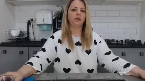 Snapshot of mojjo_erika chatting on 4, 2, 2025 erika online show from 4, 2, 2025