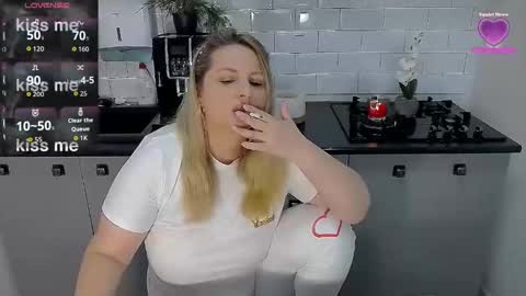 Snapshot of mojjo_erika chatting on 25, 11, 2025 erika online show from 25, 11, 2025