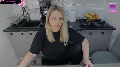 Snapshot of mojjo_erika chatting on 18, 12, 2025 erika online show from 18, 12, 2025