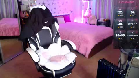 Molly Prvt is open online show from 13, 9, 2025