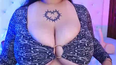 Snapshot of molly_curvyhot chatting on 23, 10, 2025 molly_curvyhot online show from 23, 10, 2025