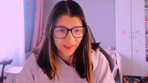 Snapshot of mollylollipop20 chatting on 25, 5, 2026 KIRA online show from 25, 5, 2026