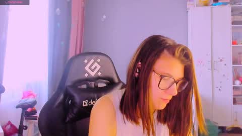 Snapshot of mollylollipop20 chatting on 3, 6, 2026 KIRA online show from 3, 6, 2026