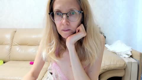 Snapshot of mollystory chatting on 1, 2, 2025 AngelMomm online show from 1, 2, 2025